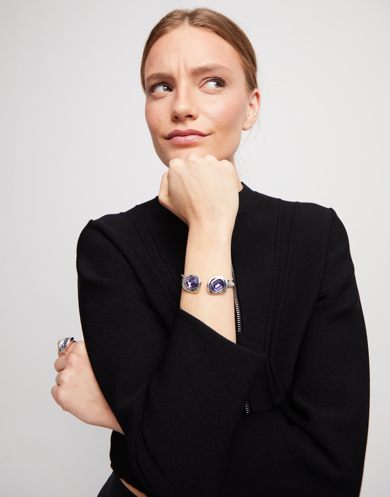 Bracciale rigido placcato argento sterling e due cristalli viola, Argent, large thumbnail